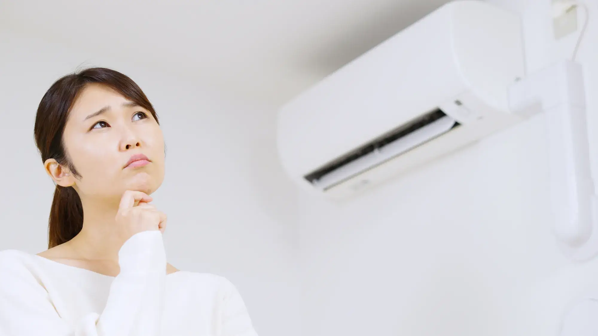 エアコンから「カタカタ」音はゴキブリ?原因と今すぐできる対処法を解説